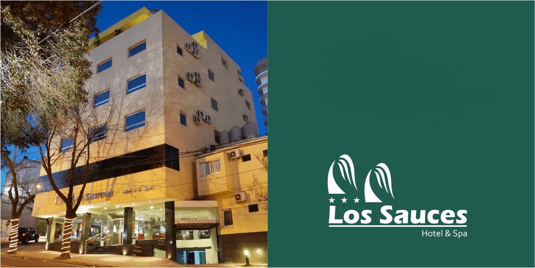 Fachada del Hotel Los Sauces de noche, en Avenida San Martín, Villa Carlos Paz