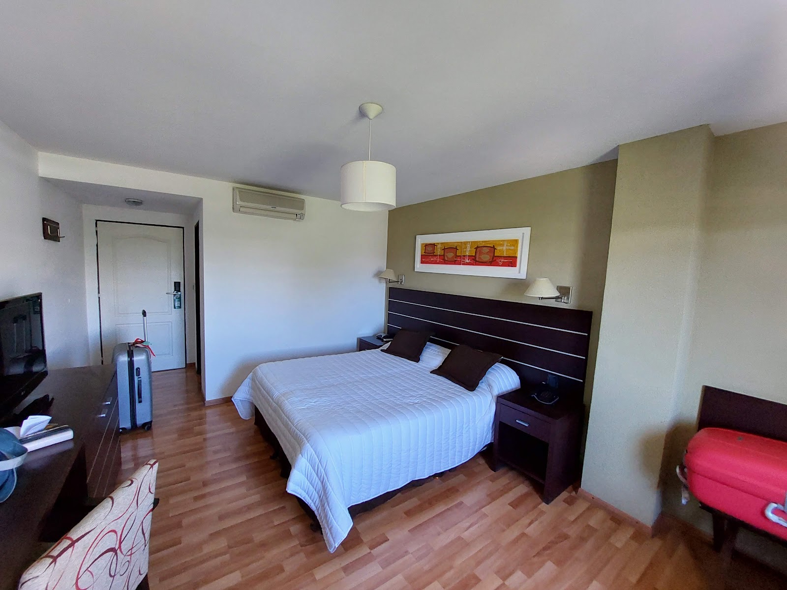 Habitación del Hotel Los Sauces con cama doble, aire acondicionado y escritorio