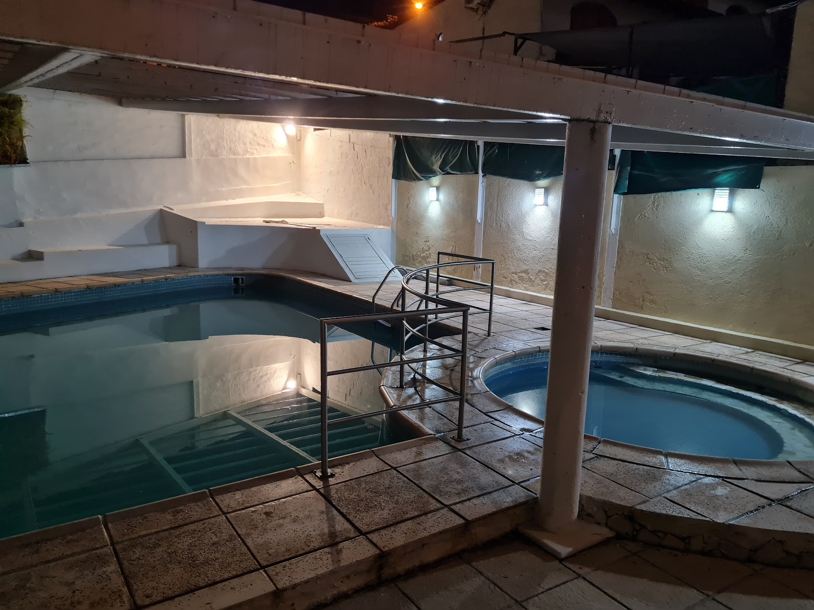 Comedor y bar del Hotel Los Sauces con desayuno servido